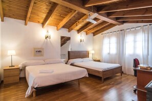 3 chambres, fer et planche à repasser, Wi-Fi gratuit, draps fournis