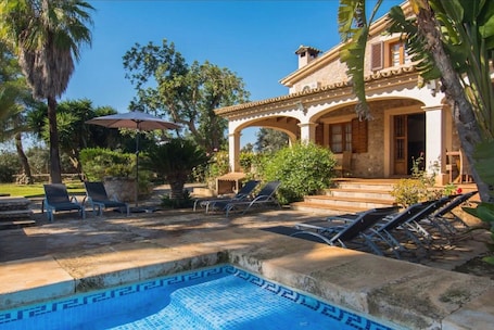 Pool. Vacation Home "Tirasset" with Private Pool, 2 Terraces & Wi-Fi