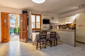 Frigorifero, microonde, forno, piano cottura