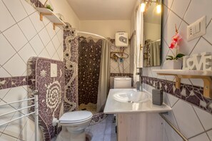 Douche, articles de toilette gratuits, sèche-cheveux