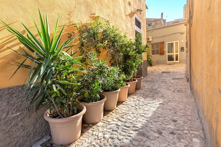 Exterior detail. Vacation Home "La Casetta Bianca" with Air Conditioning & Wi-Fi