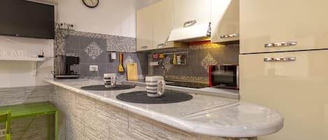 Fridge, microwave, oven, stovetop