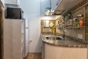 Réfrigérateur, micro-ondes, plaque de cuisson, cafetiÚre/bouilloire