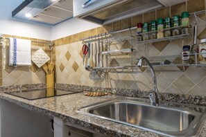 Jääkaappi, liesi, keittoastiat/astiat/ruokailuvälineet