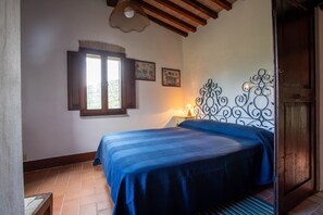 2 bedrooms, free WiFi, bed sheets - Agriturismo 'La Casa Dei Mandorli' with Private Garden (Talamone)
