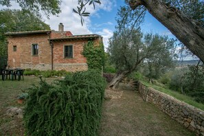 Outdoor dining - Agriturismo 'La Casa Dei Mandorli' with Private Garden (Talamone)
