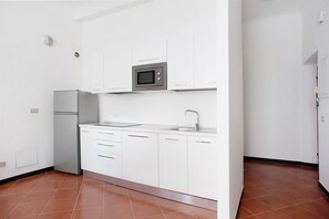 Geladeira, fogão, cooktop, talheres/pratos/utensílios de cozinha