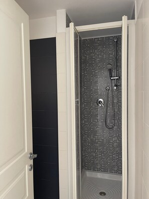 Shower, hair dryer, towels - Ami House Roma Apartment in the Heart of Rome with Wi-Fi and Air Conditioning (Roma)