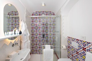 Bathtub, hair dryer, towels - AMORE RENTALS - Villa Mare Blu with Internal Heated Pool, Sea View and Breakfast (Praiano)