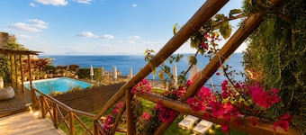AMORE RENTALS - Villa Mare Blu with Internal Heated Pool, Sea View and Breakfast