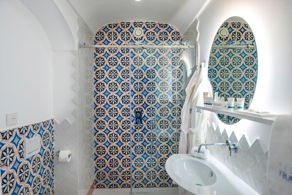 Bathtub, hair dryer, towels - AMORE RENTALS - Villa Mare Blu with Internal Heated Pool, Sea View and Breakfast (Praiano)