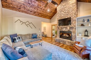 Smart TV, caminetto, videogiochi, lettore DVD