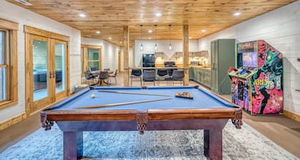 Spring Break - POOL, sleeps 18, theater, hot tub, gameroom, & 5 min to downtown