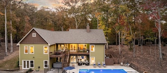 Spring Break - POOL, sleeps 18, theater, hot tub, gameroom, & 5 min to downtown