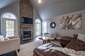 Smart TV, fireplace