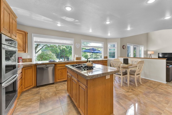 Geladeira, micro-ondas, fogão, cooktop