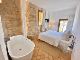 Cubrecamas, colchones con efecto memoria y minibar 