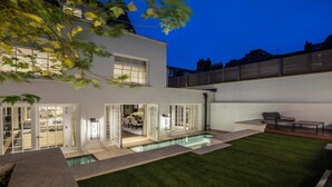 Balcony - Captivating 6-bed House in London (London)