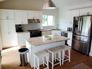Fridge, microwave, oven, stovetop - Chasing Buoys at Swiss! Stunning golf course home! (Clermont)
