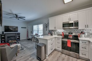 Kjøleskap, mikrobølgeovn, ovn og kokeplater