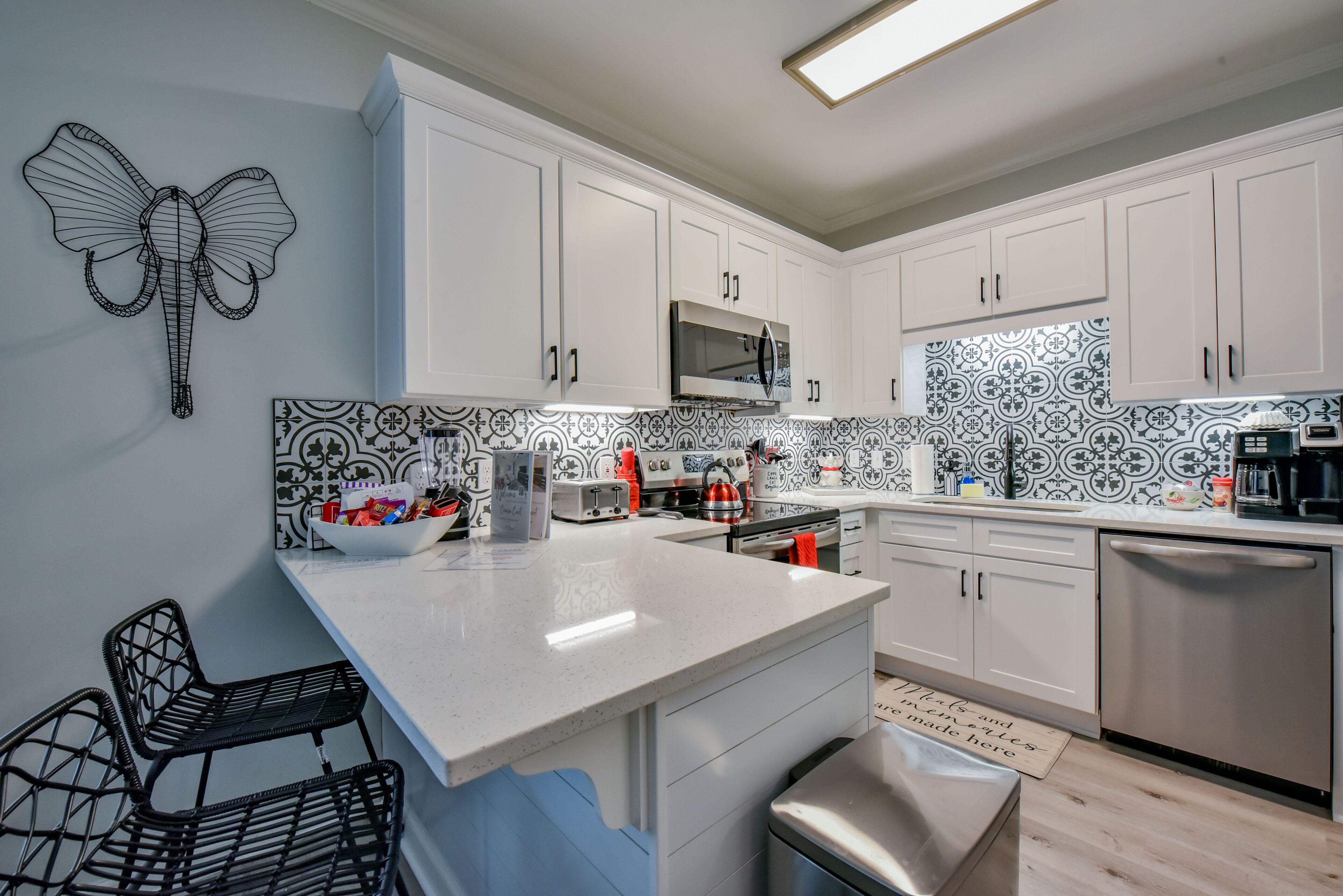 Kjøleskap, mikrobølgeovn, ovn og kokeplater