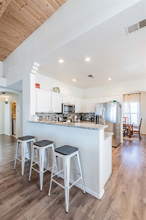 Kjøleskap, mikrobølgeovn, ovn og kokeplater