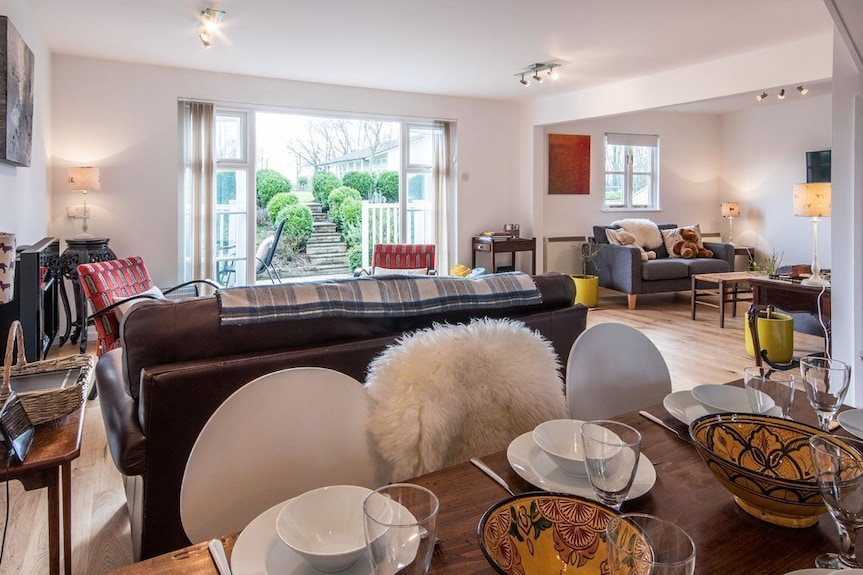 Isis Lake 09, Arthouse - Lakeside Resort With On-site Activities, Sleeps 8 - Cotswolds