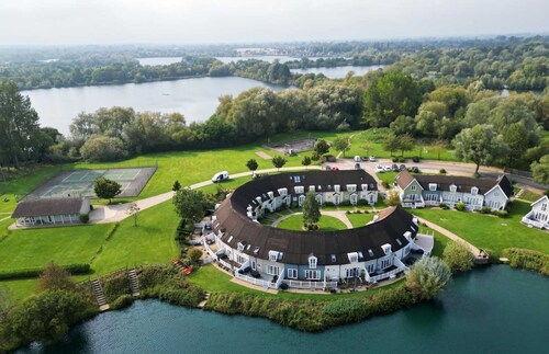Isis Lake 09, ArtHouse - Lakeside Resort with On-site Activities, Sleeps 8