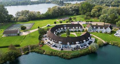 Isis Lake 09, ArtHouse - Lakeside Resort with On-site Activities, Sleeps 8