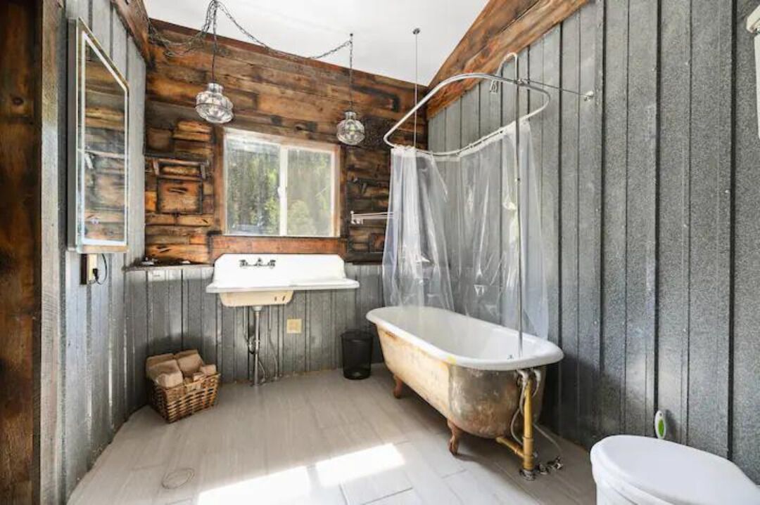 Bathtub, towels, soap, toilet paper