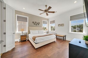 5 slaapkamers, een bureau, een strijkplank/strijkijzer, reisbedje