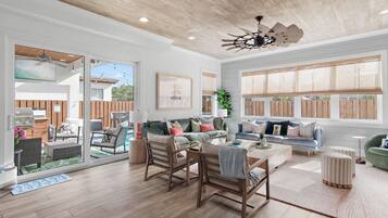 Smart TV, videojuegos, biblioteca musical y videoteca