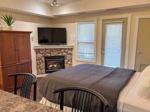 1 dormitori, planxa i posts de planxar i un bressol de viatge