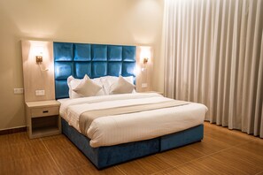 Egyptian cotton sheets, premium bedding, pillow-top beds, in-room safe - Granada Palace Inn (Riyadh)
