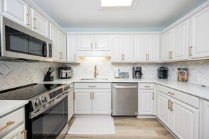 Kjøleskap, mikrobølgeovn, ovn og oppvaskmaskin