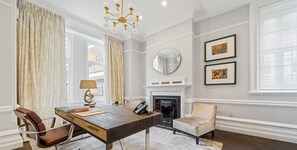 Living room - Charming 4-bed Apartment in Mayfair (London)