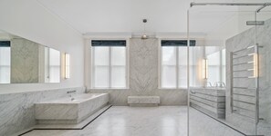 Shower, towels - Charming 4-bed Apartment in Mayfair (London)