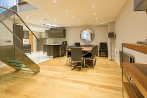 Fridge, microwave, oven, stovetop - Stunning 4-bed Apartment in Covent Garden (London)