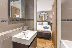 Douche, serviettes fournies