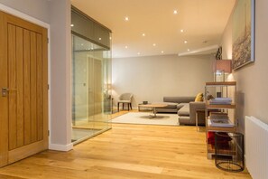 Living room - Stunning 4-bed Apartment in Covent Garden (London)