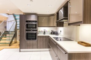 Fridge, microwave, oven, stovetop - Stunning 4-bed Apartment in Covent Garden (London)