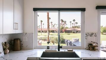 Een koelkast, een magnetron, een oven, een kookplaat