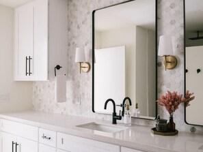 Shower, hair dryer, towels - Desert Oasis Retreat in Palm Desert (Palm Desert)