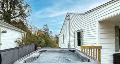 New River Gorge Cottage w/ Fire Pit, Grill & Hot Tub
