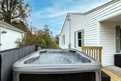 New River Gorge Cottage w/ Fire Pit, Grill & Hot Tub