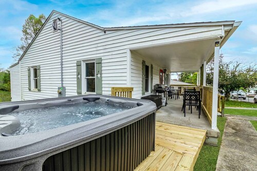 New River Gorge Cottage w/ Fire Pit, Grill & Hot Tub