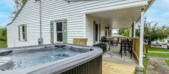 New River Gorge Cottage w/ Fire Pit, Grill & Hot Tub