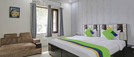 Deluxe Room | Desk, iron/ironing board