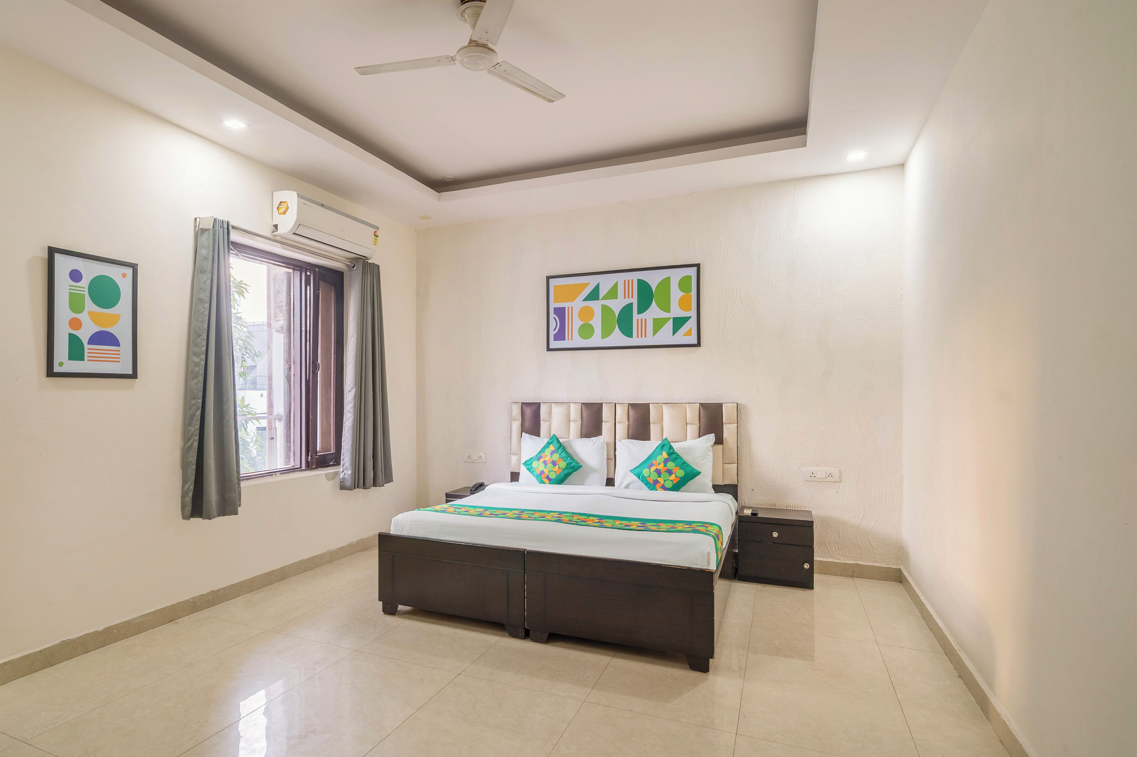 Deluxe Room | Desk, iron/ironing board