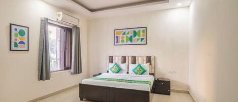 Deluxe Room | Desk, iron/ironing board